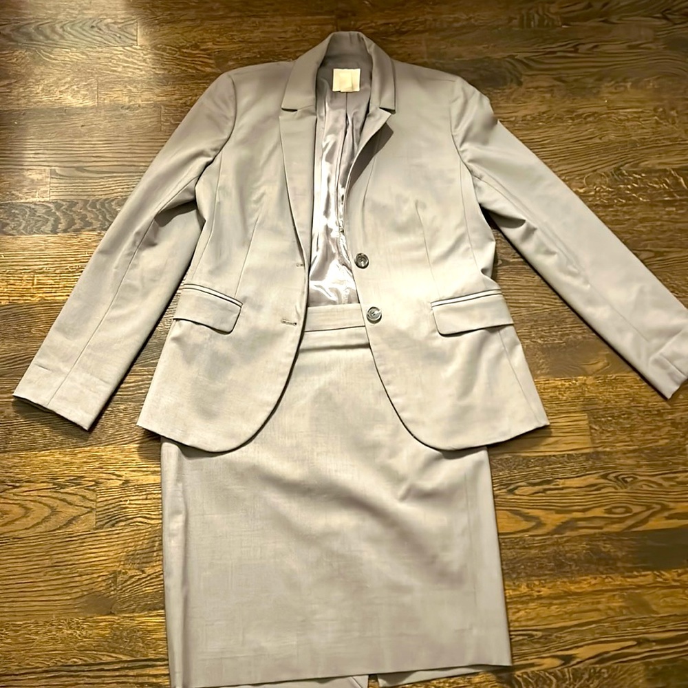 J crew suit - size 6 - perfect for back to office !
